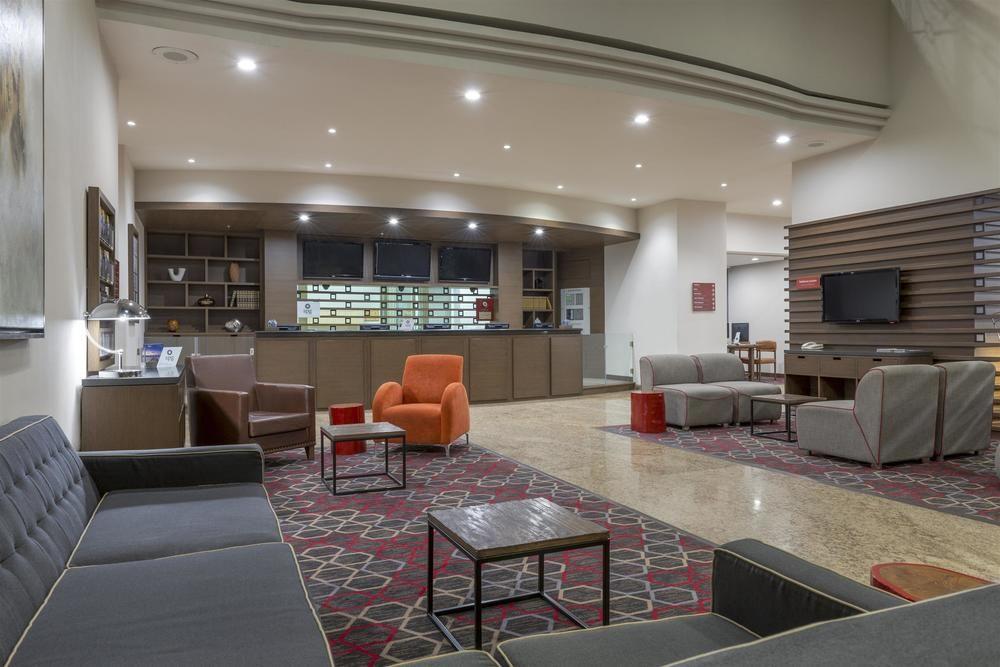 Four Points By Sheraton Galerias Monterrey Kültér fotó The lounge at the airport