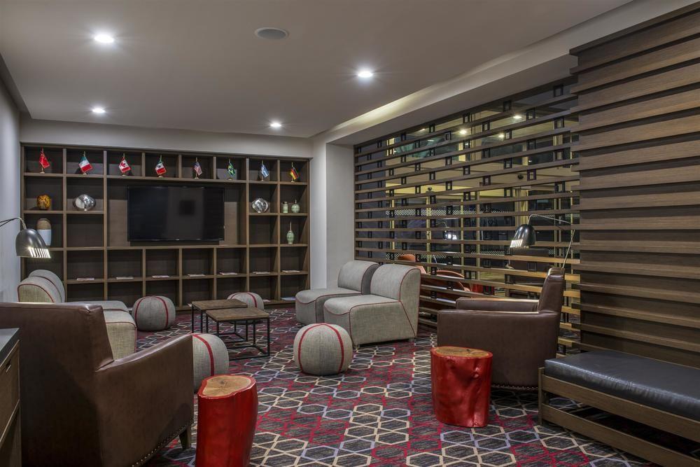 Four Points By Sheraton Galerias Monterrey Kültér fotó The lounge at the airport