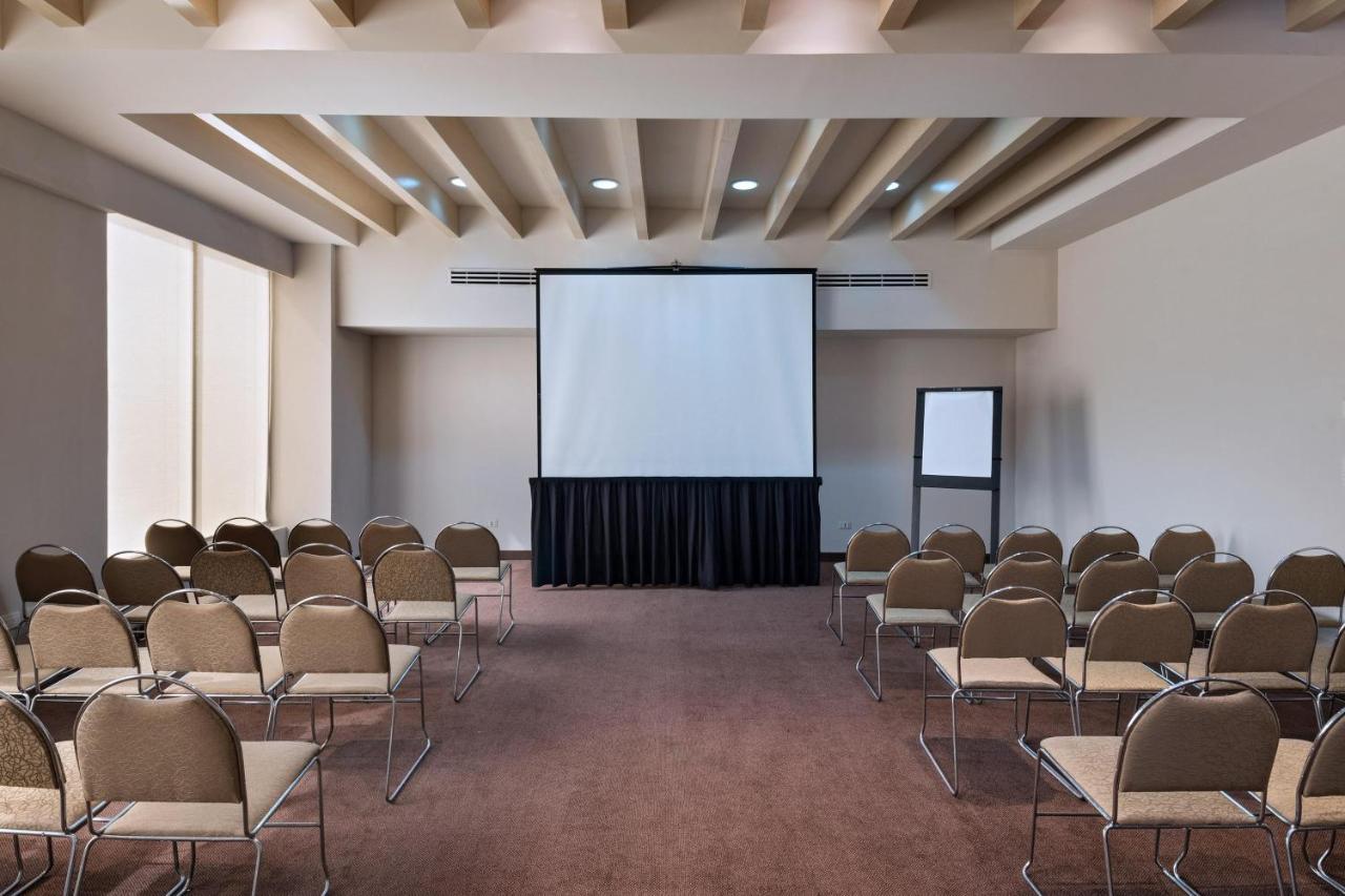 Four Points By Sheraton Galerias Monterrey Kültér fotó A typical conference room