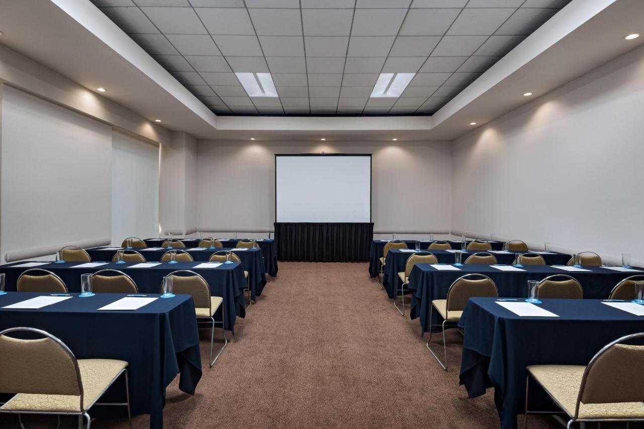 Four Points By Sheraton Galerias Monterrey Kültér fotó A typical conference room