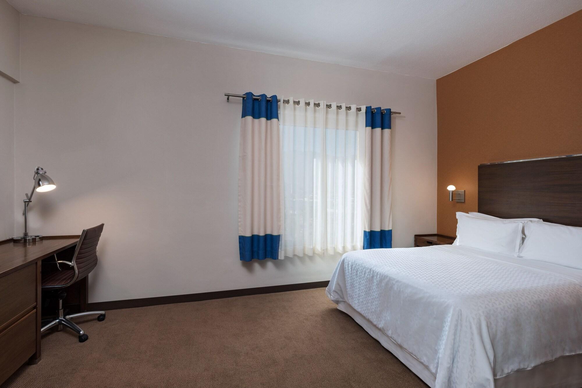 Four Points By Sheraton Galerias Monterrey Kültér fotó A typical bedroom in a typical extended stay hotel