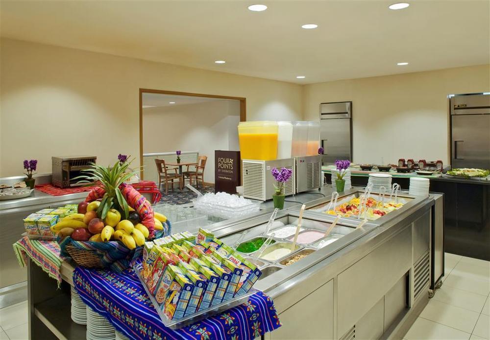 Four Points By Sheraton Galerias Monterrey Étterem fotó A salad bar