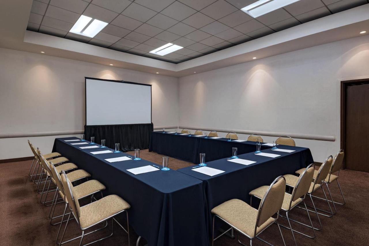 Four Points By Sheraton Galerias Monterrey Kültér fotó A meeting room
