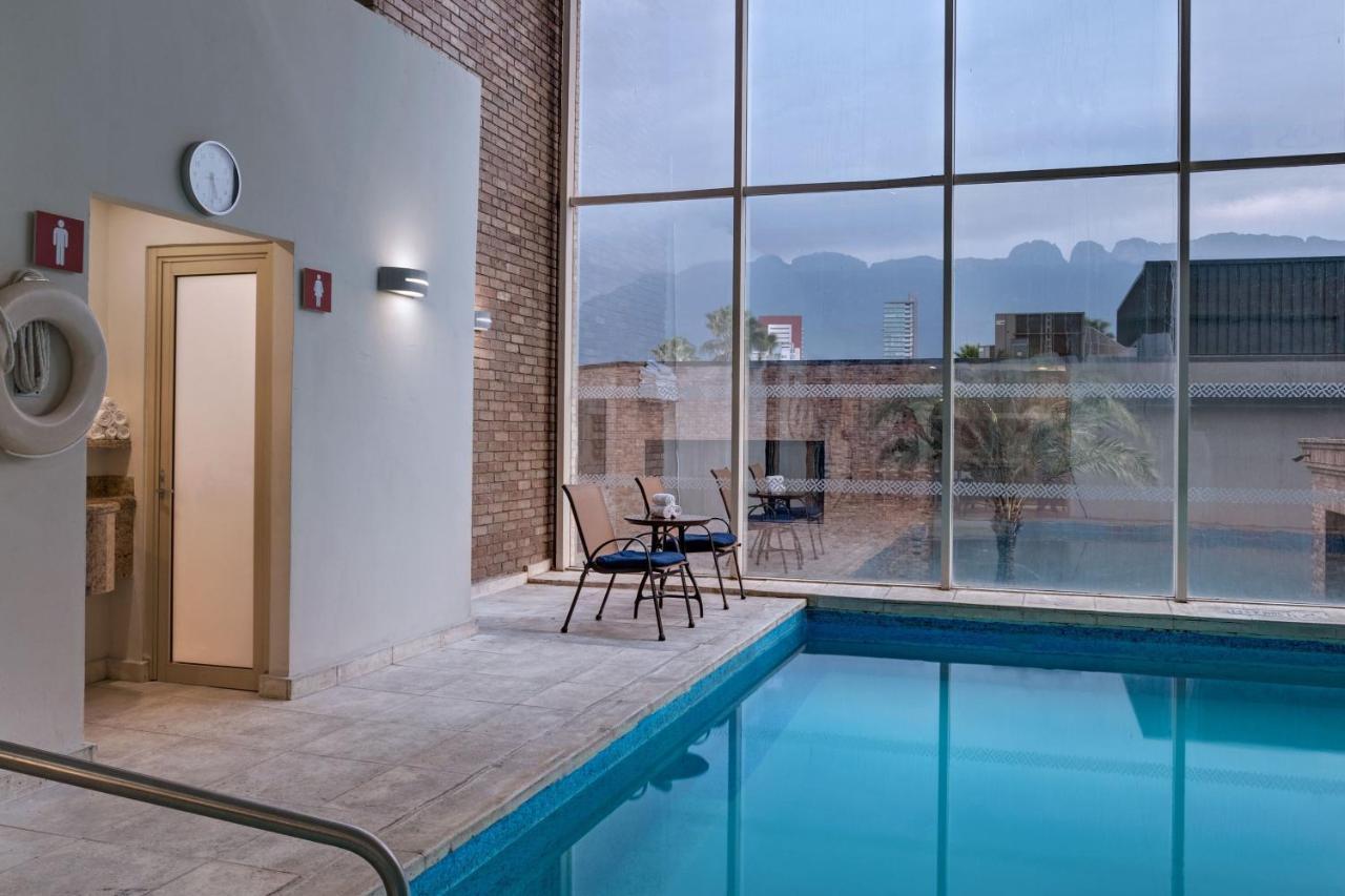 Four Points By Sheraton Galerias Monterrey Kültér fotó The swimming pool at the hotel
