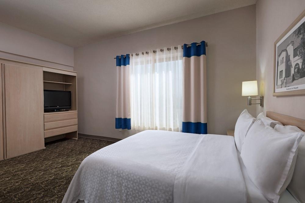 Four Points By Sheraton Galerias Monterrey Kültér fotó A bedroom at the Hilton Garden Inn in San Francisco
