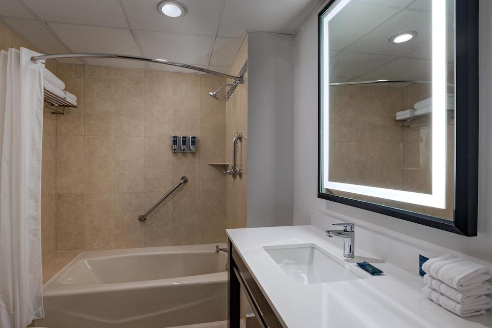 Four Points By Sheraton Galerias Monterrey Kültér fotó Bathroom