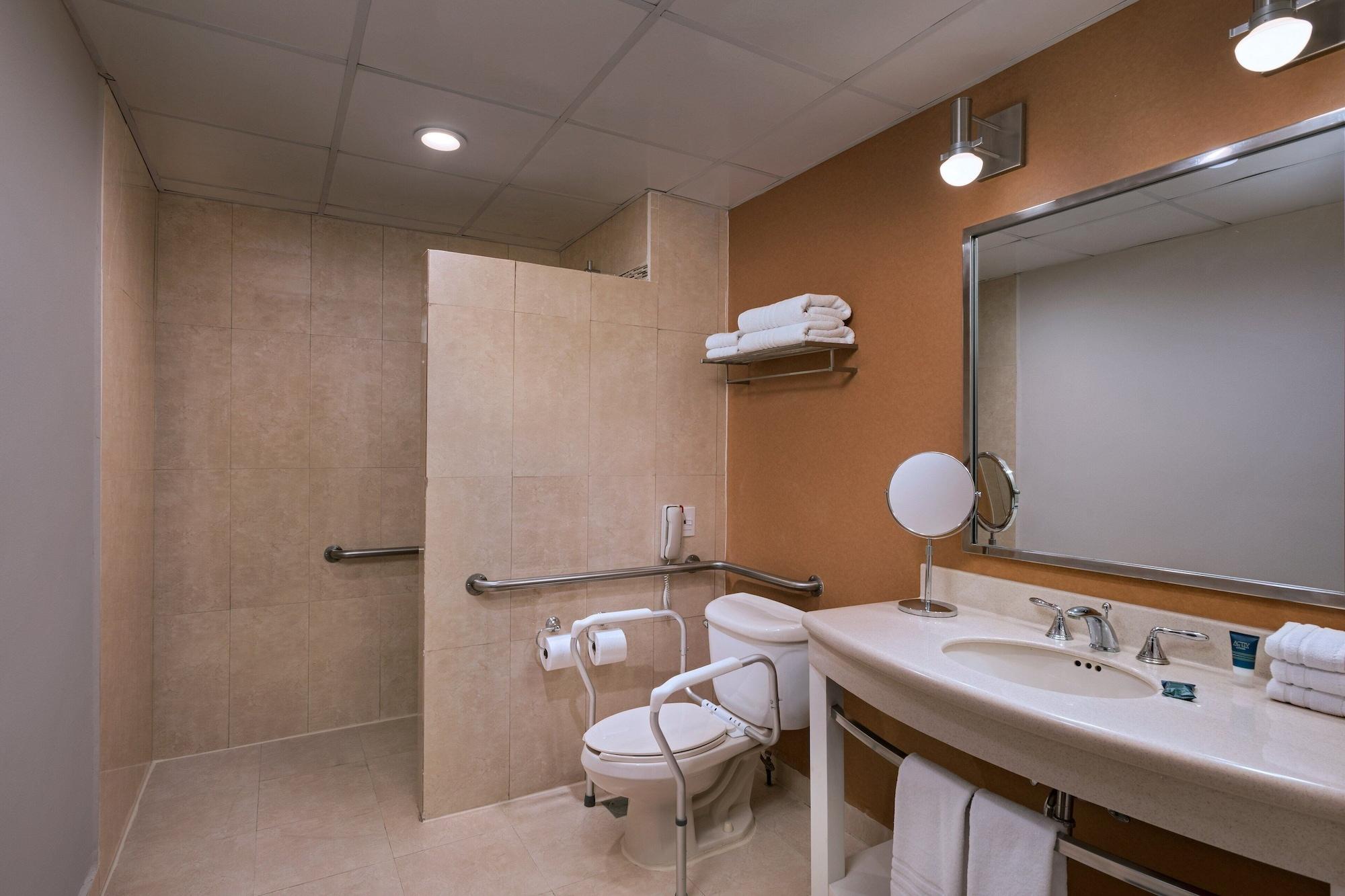 Four Points By Sheraton Galerias Monterrey Kültér fotó A bathroom in a hotel