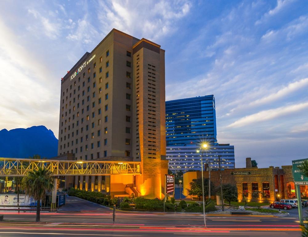 Four Points By Sheraton Galerias Monterrey Kültér fotó The hotel at dusk