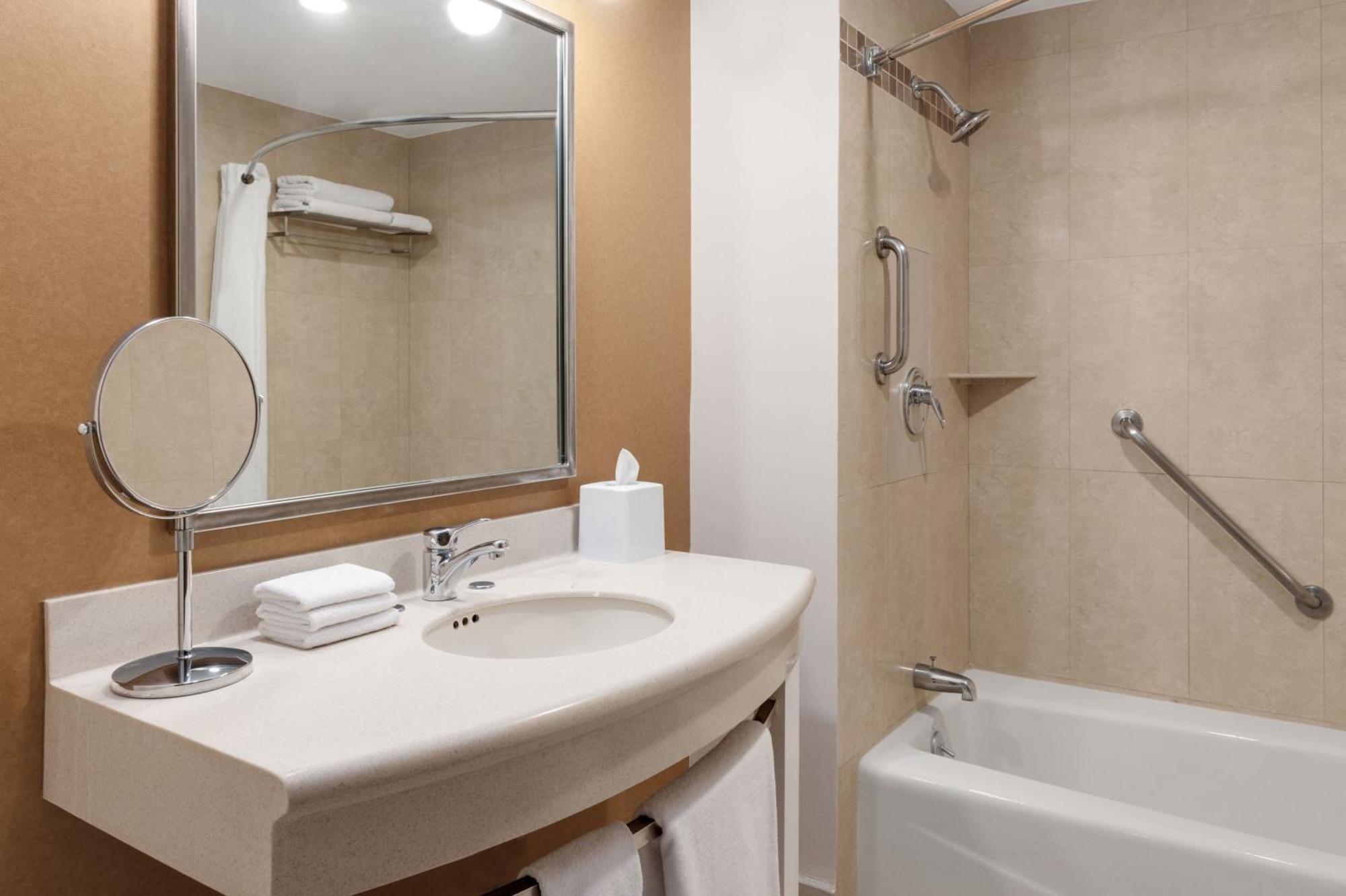 Four Points By Sheraton Galerias Monterrey Kültér fotó Bathroom