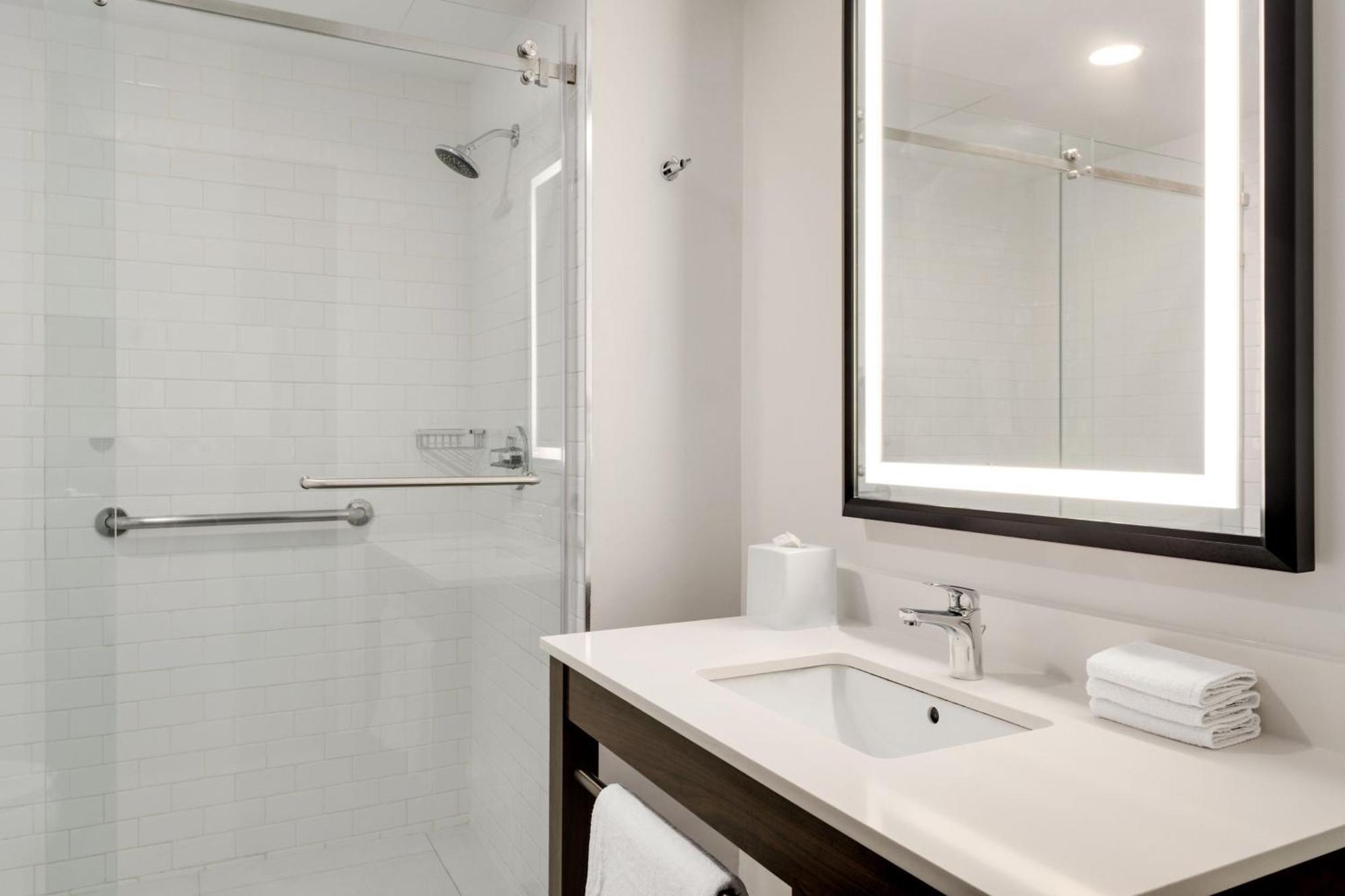 Four Points By Sheraton Galerias Monterrey Kültér fotó A bathroom in a Hilton Garden Inn