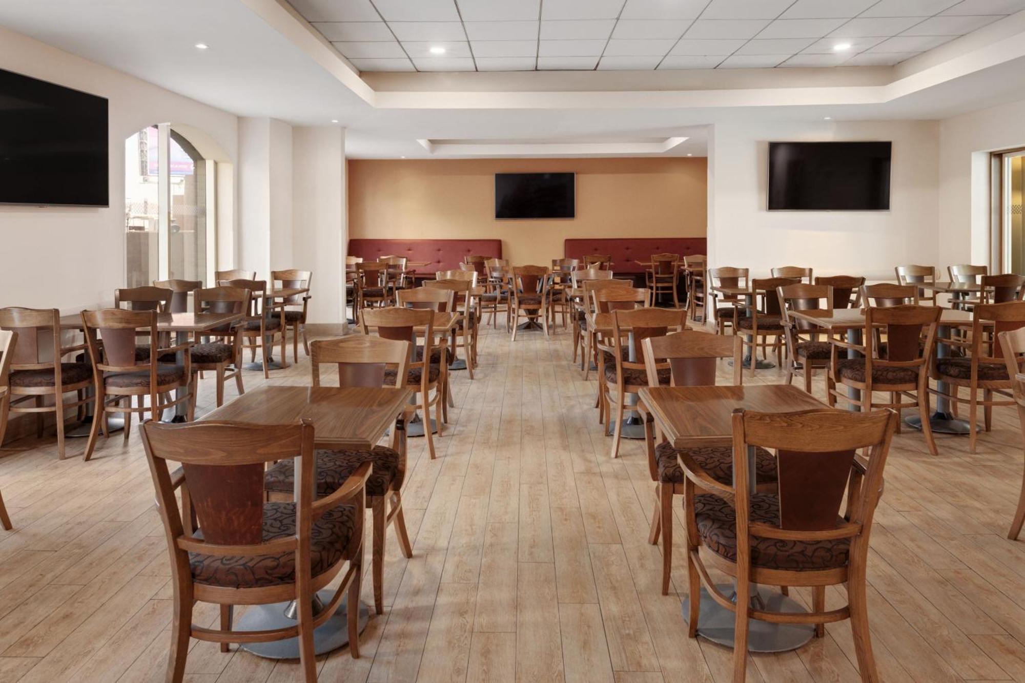 Four Points By Sheraton Galerias Monterrey Kültér fotó The dining room at the 2012 Olympic Village