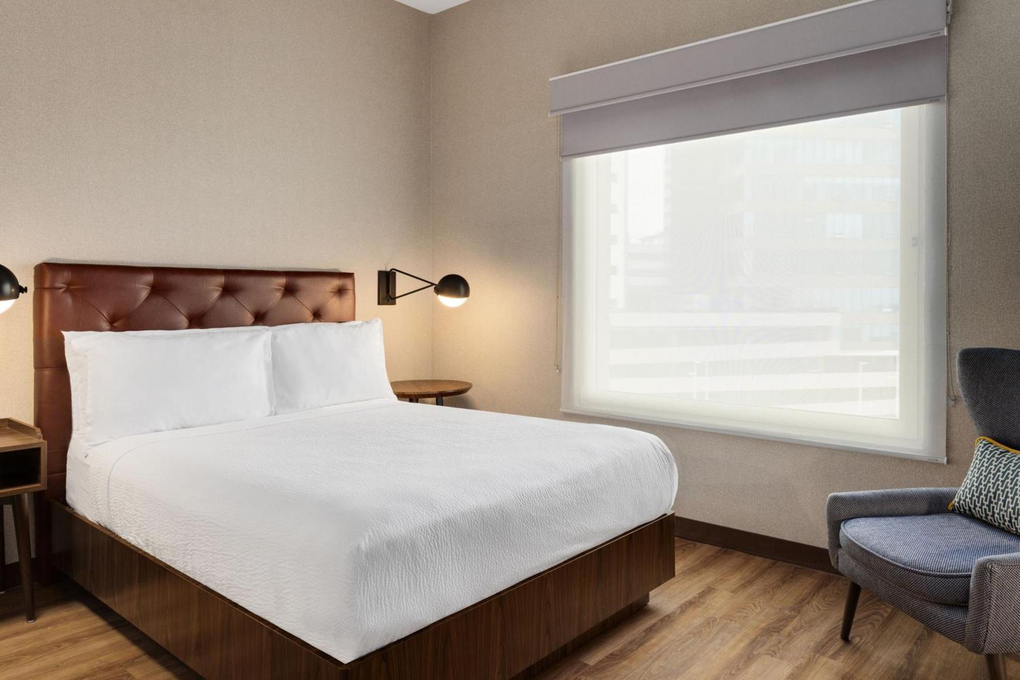 Four Points By Sheraton Galerias Monterrey Kültér fotó A bedroom at the Hotel Commonwealth