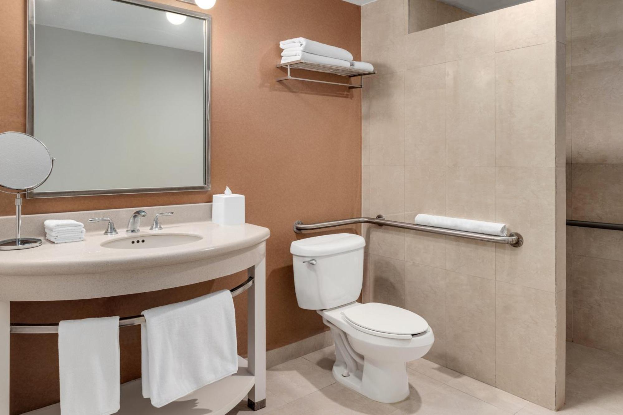 Four Points By Sheraton Galerias Monterrey Kültér fotó A bathroom in a hotel